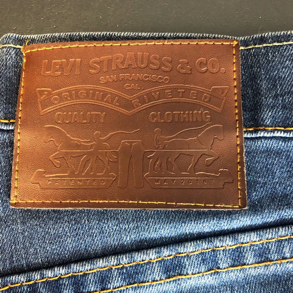 LEVI'S Cut Off Shorts Dark Wash Fading Size 32 - Picture 7 of 10
